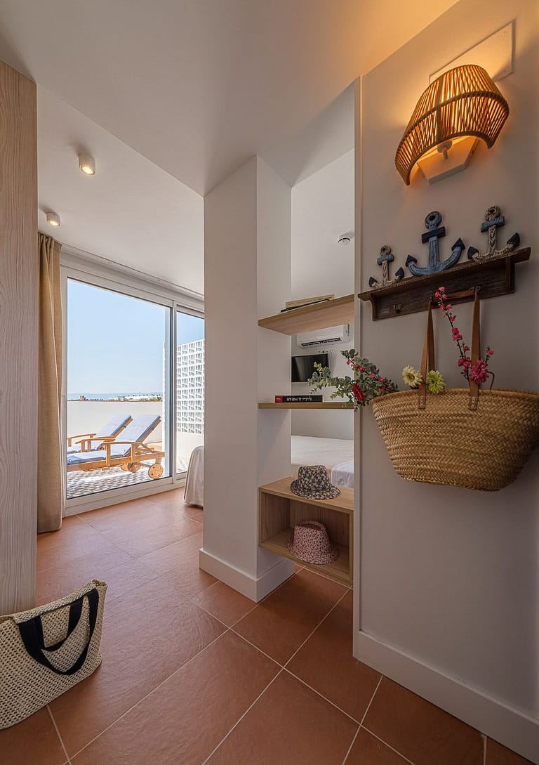 Entrada dormitorio de matrimonio con terraza en apartamentos Ancora de Salou Tarragona