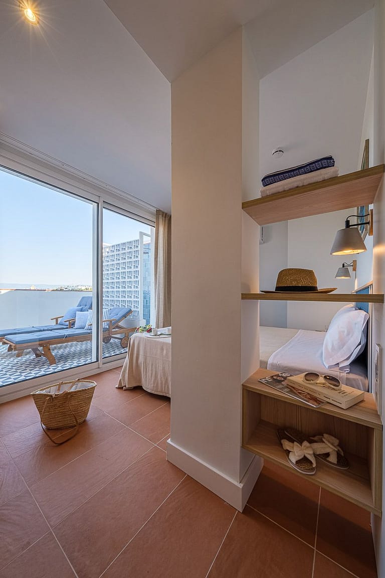 Dormitorio de matrimonio con terraza y atrezzo en apartamentos Ancora de Salou Tarragona