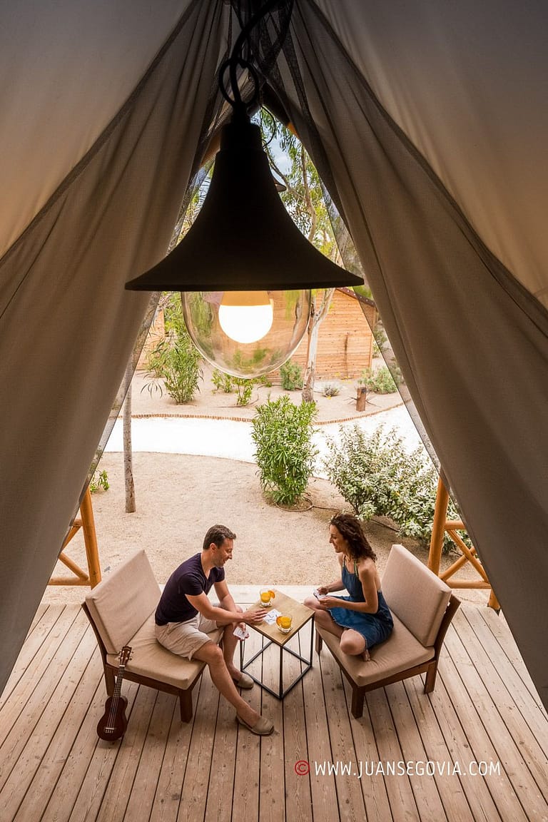 Pareja con aperitivo en la terraza de su bungalow del camping Gavina de El Creixel Tarragona