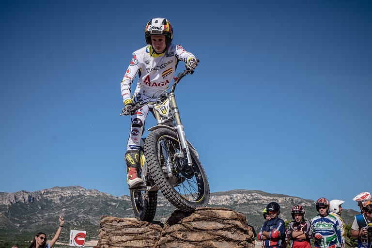 Equilibrio sobre roca en competicion trial Tarragona Punt de vista