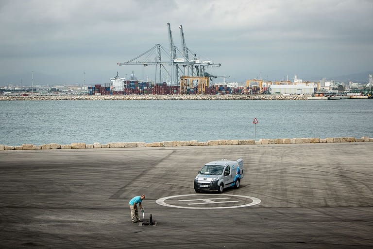 Fotografia industrial operario realizando mantenimiento en el port de Tarragona para empresa SAHICASA dedicada a control de plagas