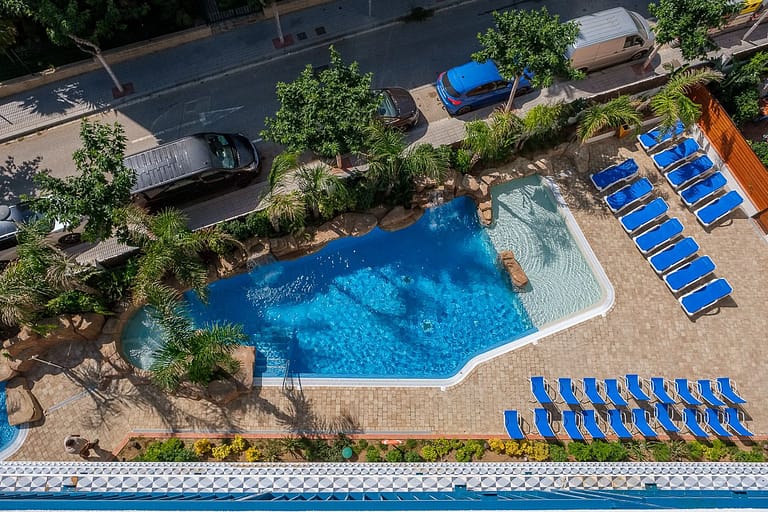 Cenital de la piscina en apartamentos Ancora de Salou Tarragona