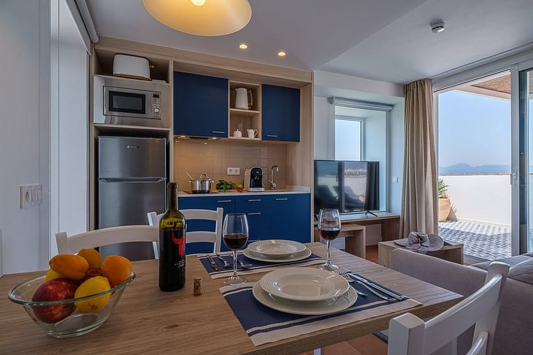 Cocina comedor con terraza y atrezzo en apartamentos Ancora de Salou Tarragona