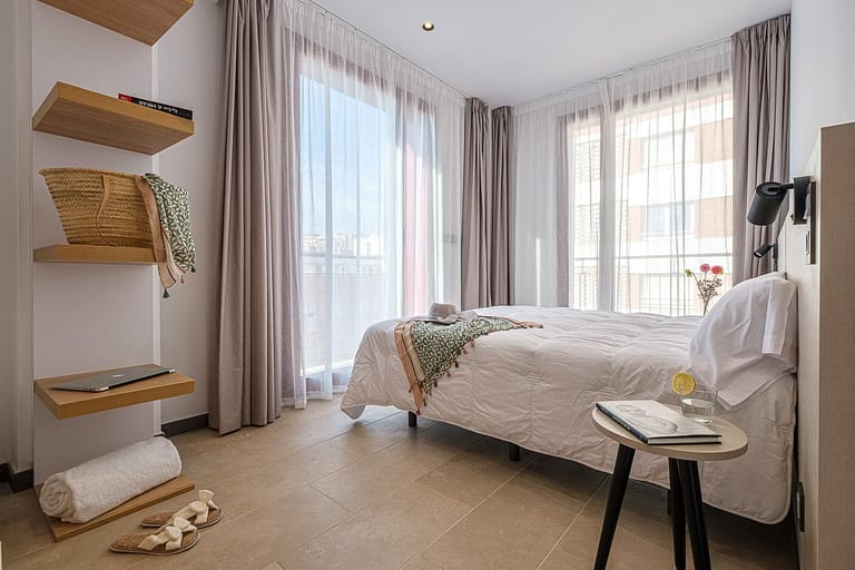Dormitorio con atrezzo en apartamento Real de Tarragona