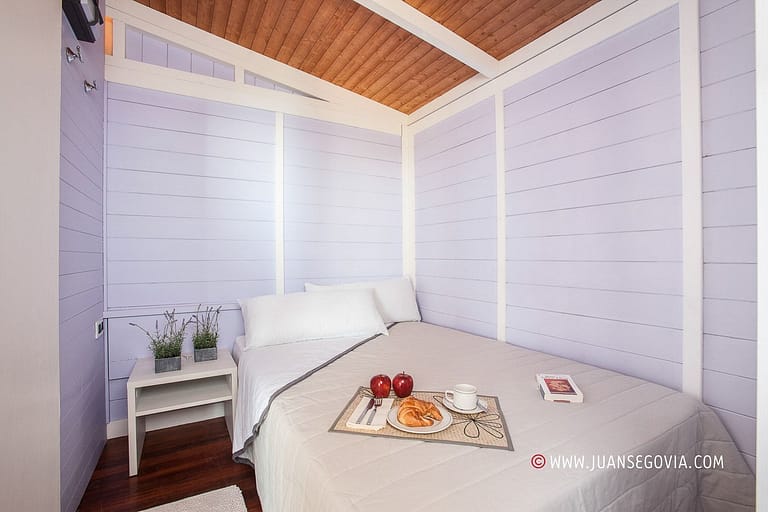 Dormitorio con desayuno en bungalow del camping Torre de la Mora en Taragona