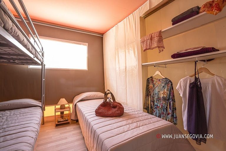 Dormitorio con literas en bungalow safari del camping Vendrell Platja