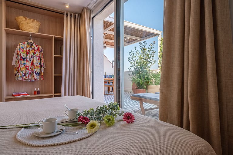 Dormitorio de matrimonio con armario terraza y atrezzo en apartamentos Ancora de Salou Tarragona