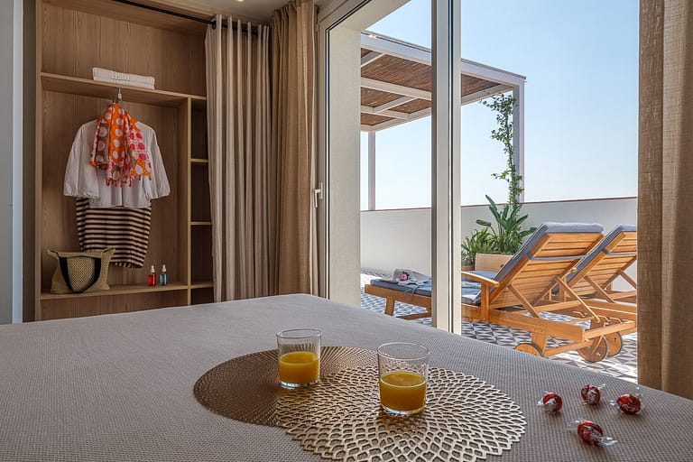 Dormitorio de matrimonio con armario terraza y zumos en apartamentos Ancora de Salou Tarragona