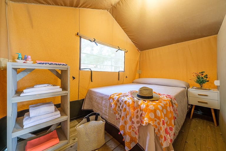 Dormitorio de matrimonio con atrezzo en bungalow del camping Vendrell Platja
