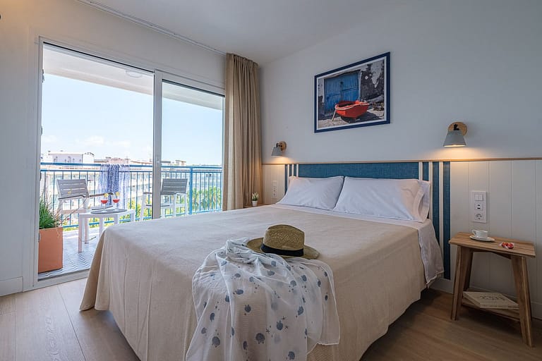 Dormitorio de matrimonio con terraza en apartamentos Ancora de Salou Tarragona