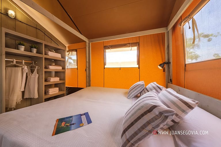 Dormitorio de matrimonio en bungalow del camping Vendrell Platja