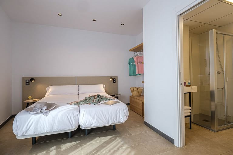 Dormitorio de matrimonio y bano en apartamento Real de Tarragona