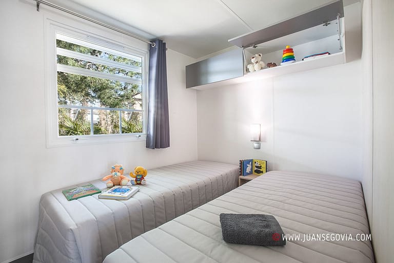Dormitorio en bungalow del camping Torre de la Mora en Taragona