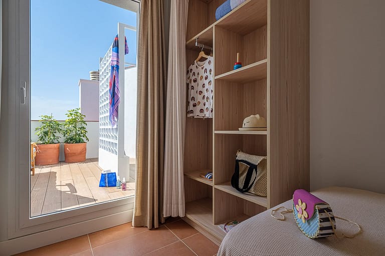 Dormitorio infantil con armario terraza y atrezzo en apartamentos Ancora de Salou Tarragona
