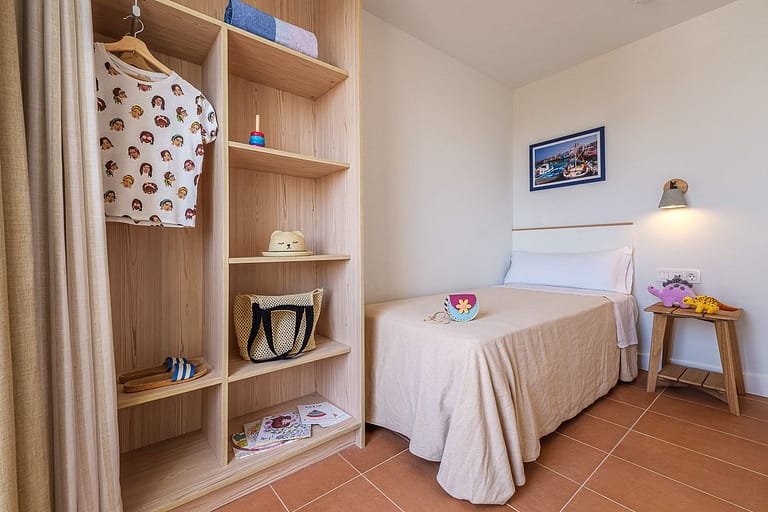 Dormitorio infantil con atrezzo en apartamentos Ancora de Salou Tarragona