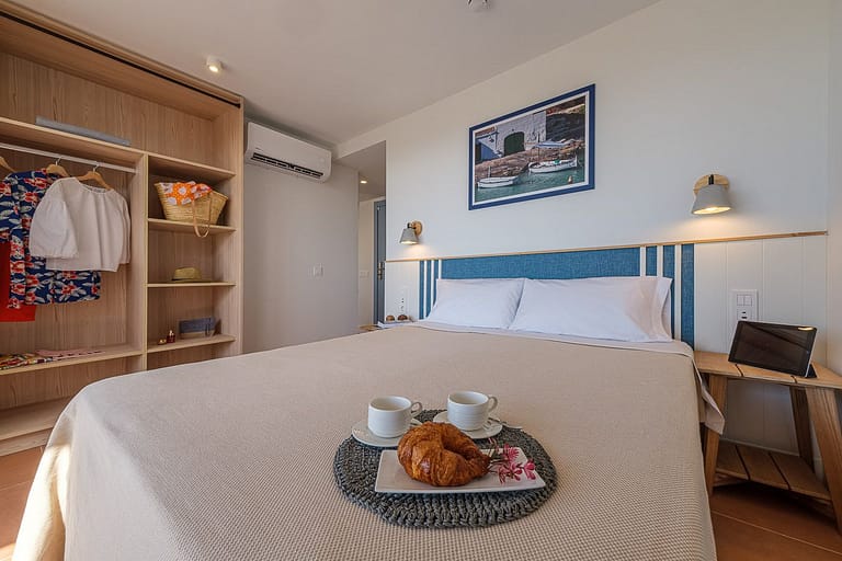 Dormitorio matrimonio con armario desayuno y atrezzo en apartamentos Ancora de Salou Tarragona
