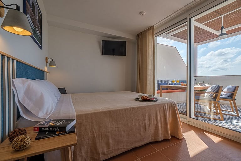 Dormitorio matrimonio con terraza desayuno y atrezzo en apartamentos Ancora de Salou Tarragona