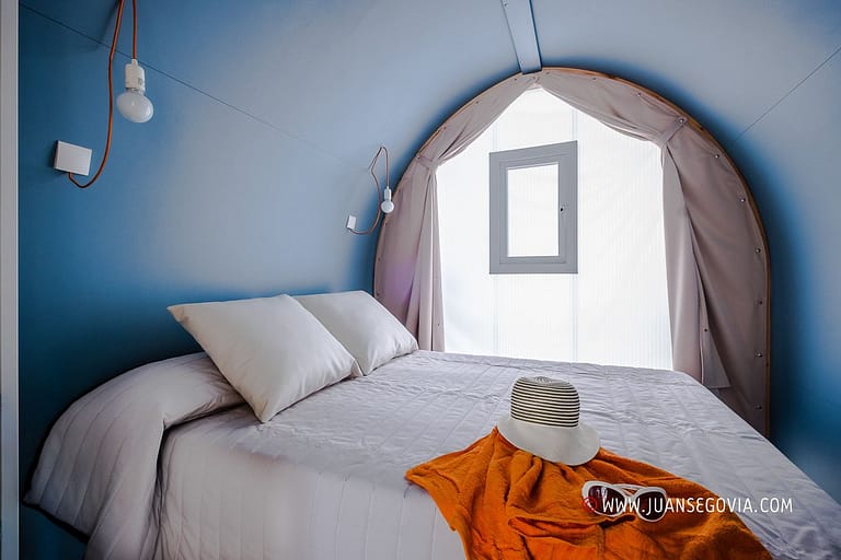 Dormitorio matrimonio en bungalow Coco del camping Torre de la Mora en Taragona