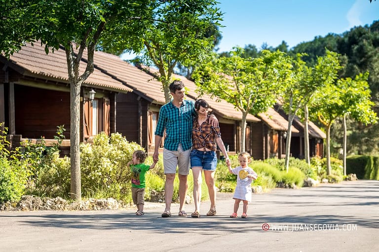 Familia con ninos paseando por el camping de Prades