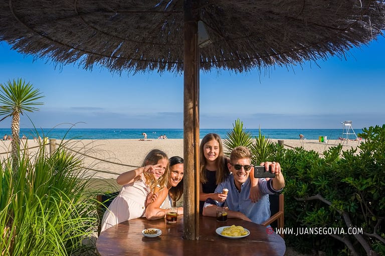 Familia haciendo selfie en la terraza del bar en el camping Gavina de El Creixel Tarragona
