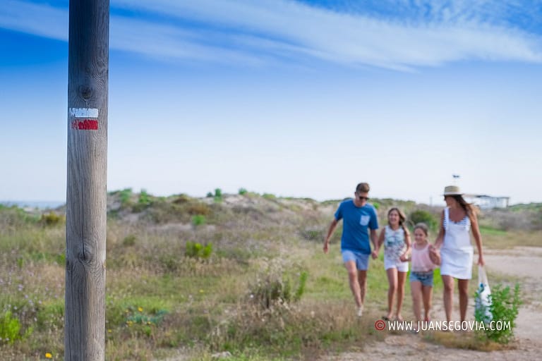 Familia haciendo senderismo por las dunas cerca del camping Gavina de El Creixel Tarragona