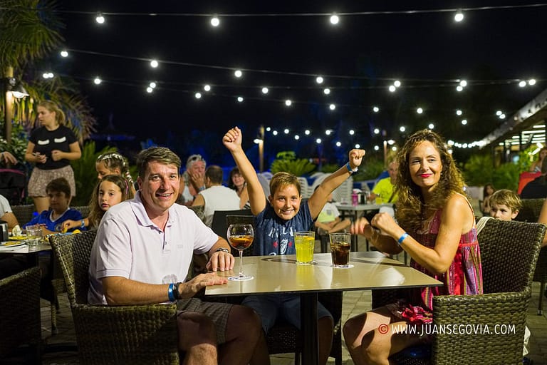 Familia sentada en la terraza del bar del camping La Siesta en Salou