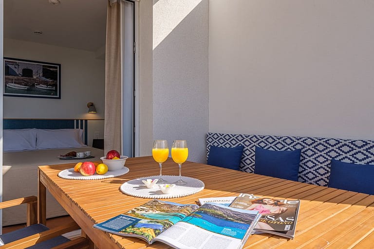 Mesa con desayuno en solarium de un apartamento Ancora en Salou Tarragona