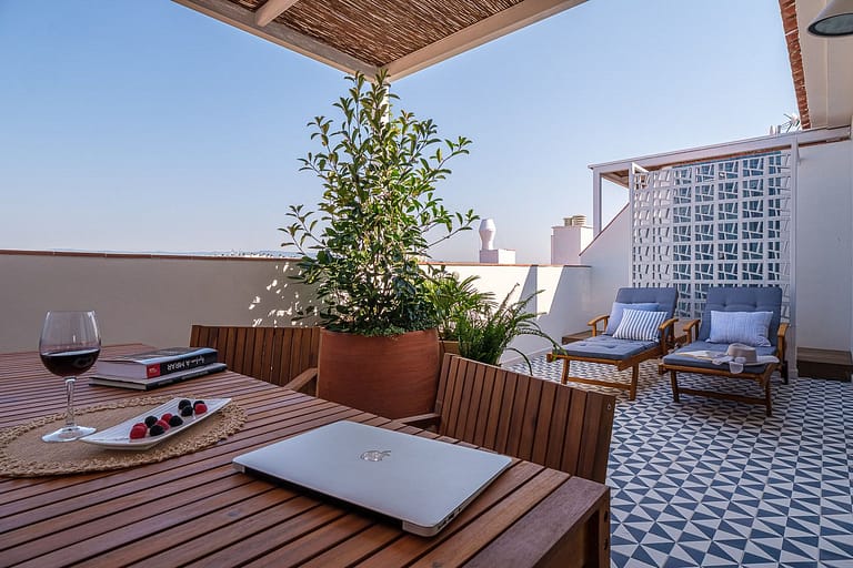 Mesa y tumbonas en terraza de apartamentos Ancora en Salou Tarragona