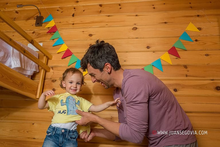 Padre e hija jugando en la habitacion de un bungalow del camping de Prades