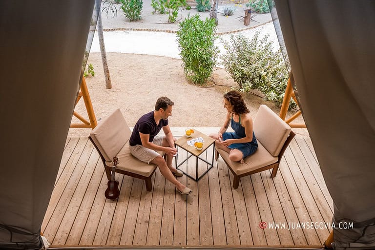 Pareja difrutando del aperitivo en la terraza de su bungalow del camping Gavina de El Creixel Tarragona