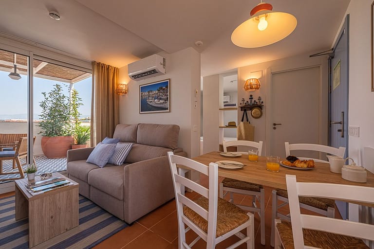 Salon comedor con terraza y atrezzo en apartamentos Ancora de Salou Tarragona