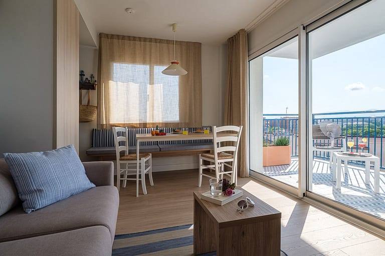 Salon comedor y terraza en apartamentos Ancora de Salou Tarragona