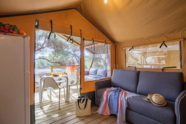 Salon y terraza en bungalow Safari del camping Vendrell Platja