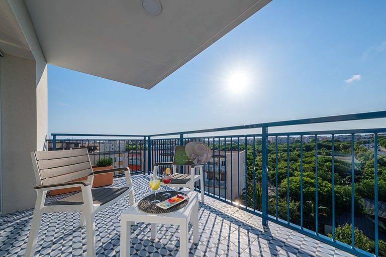 Terraza al sol con aperitivo en apartamentos Ancora de Salou Tarragona