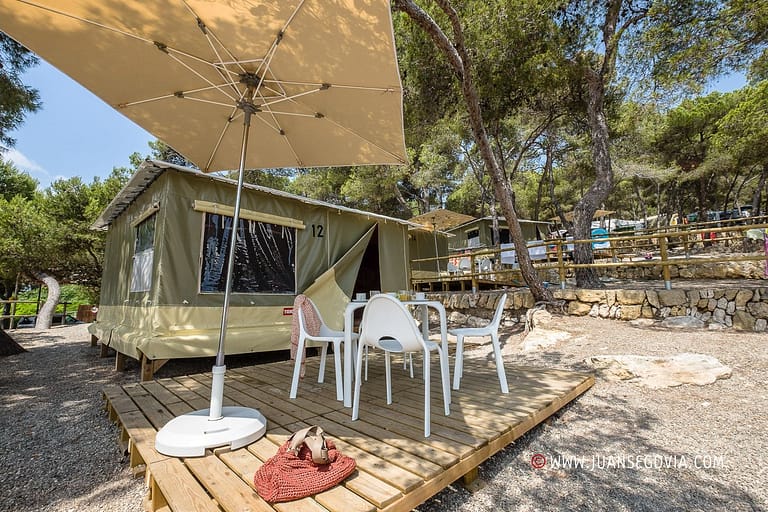 Terraza con sombrilla en bungalow del camping Torre de la Mora