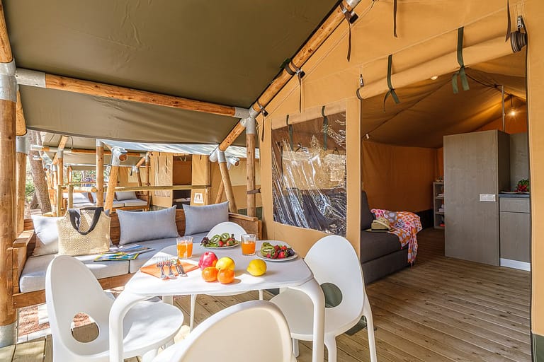 Terraza montada bungalow Safari en el camping Torre de la Mora
