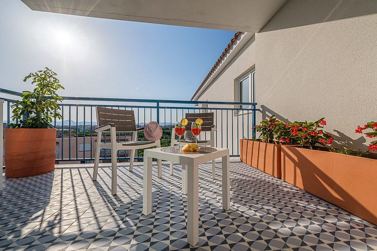 Terraza montada con atrezzo en apartamentos Ancora de Salou Tarragona