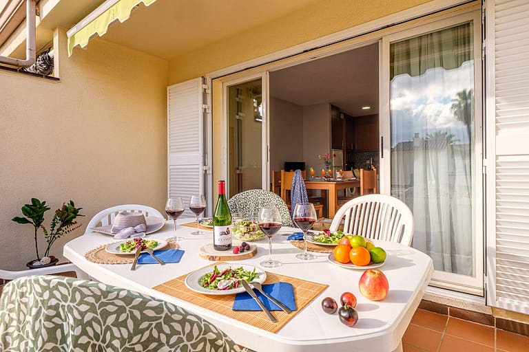 Terraza montada para almorzar en apartamento de Salou Tarragona