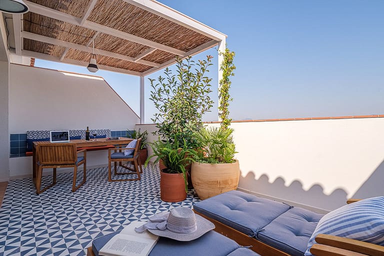 Tumbonas y mesa con atrezzo en el solarium de apartamentos Ancora en Salou Tarragona