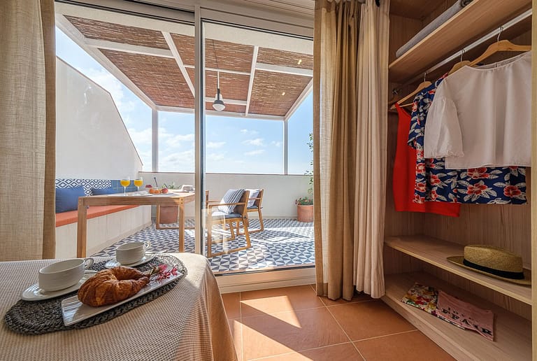 Dormitorio matrimonio con desayuno terraza y atrezzo en apartamentos Ancora de Salou Tarragona