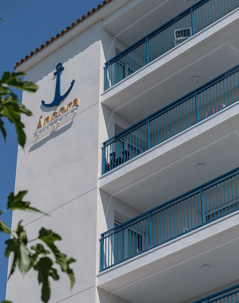 Detalle rotulo y balcones en fachada apartamentos Ancora de Salou Tarragona