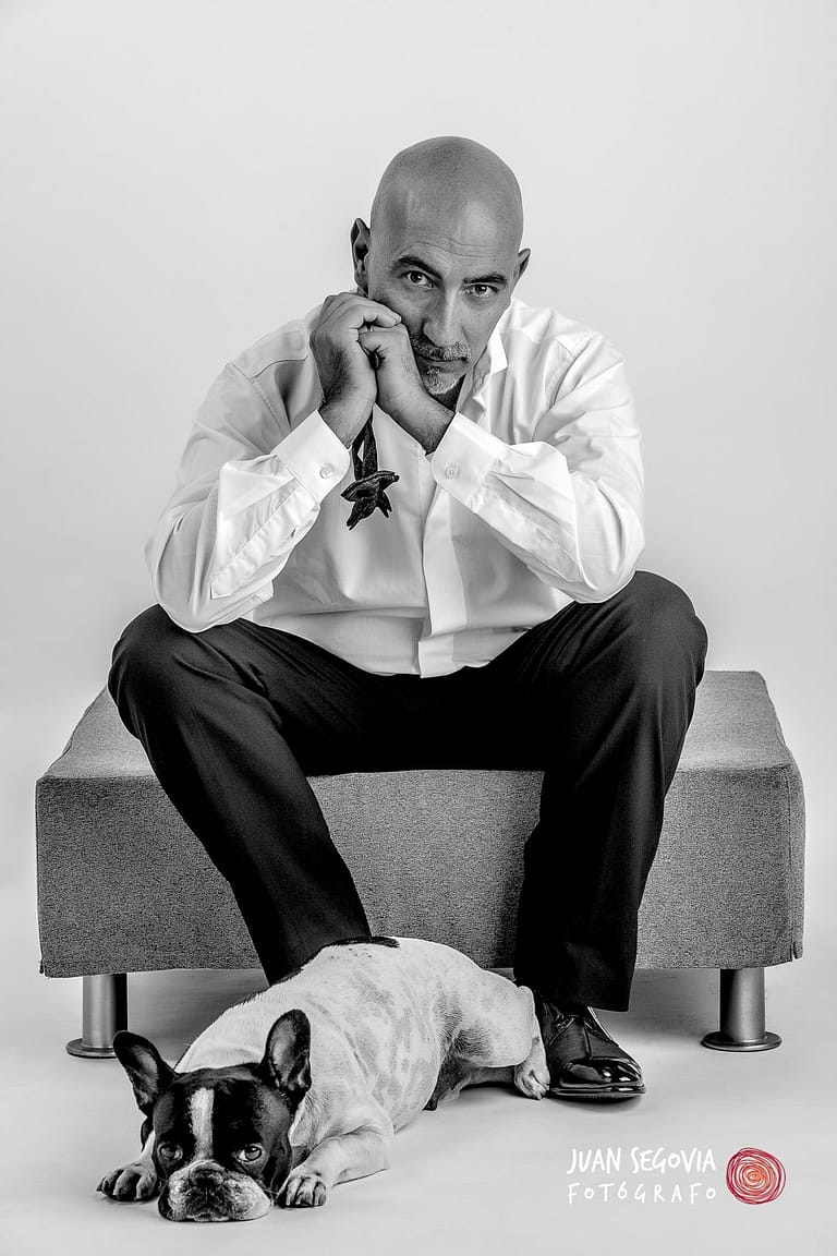 Retrato fotográfico de Luis Antonio sentado con su perro en el estudio de Juan Segovia Fotógrafo en Tarragona