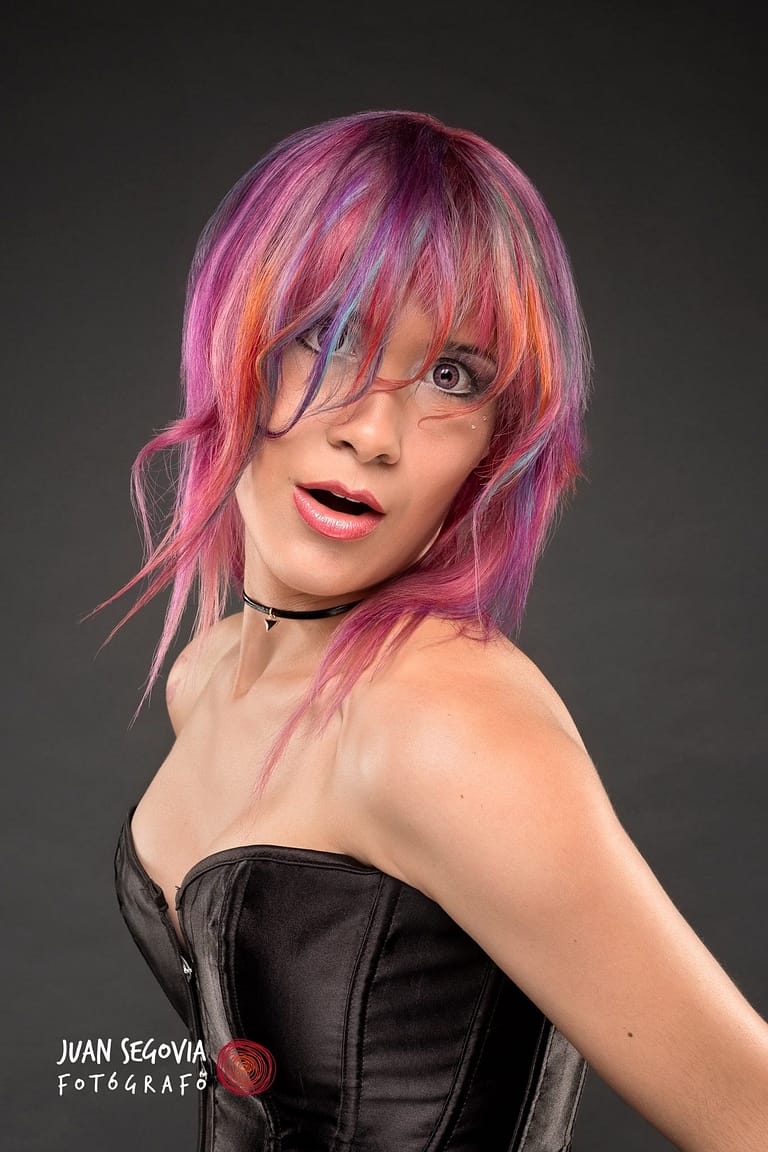 Retrato fotografico en estudio de Yumii con cabello teñido de colores en el estudio de Juan Segovia Fotógrafo en Tarragona