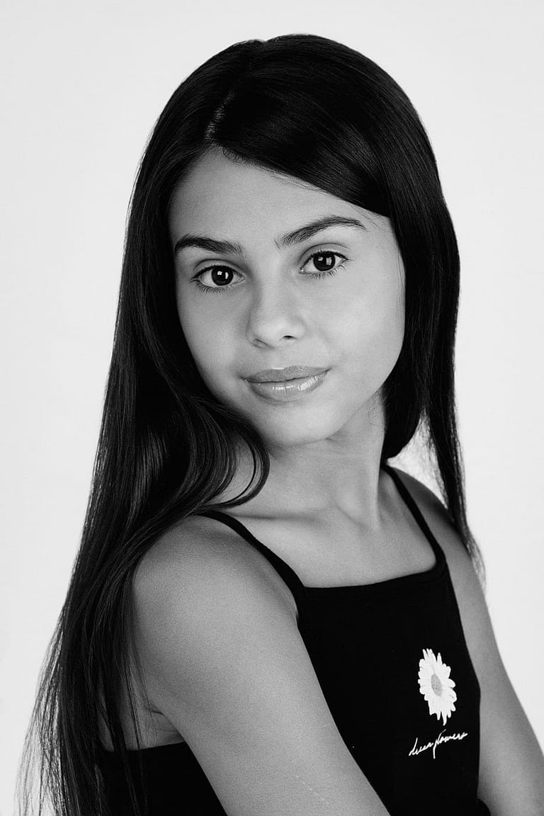 Fotografía en estudio para el book de la actriz Jasmine Serra retrato en blanco y negro con pelo suelto
