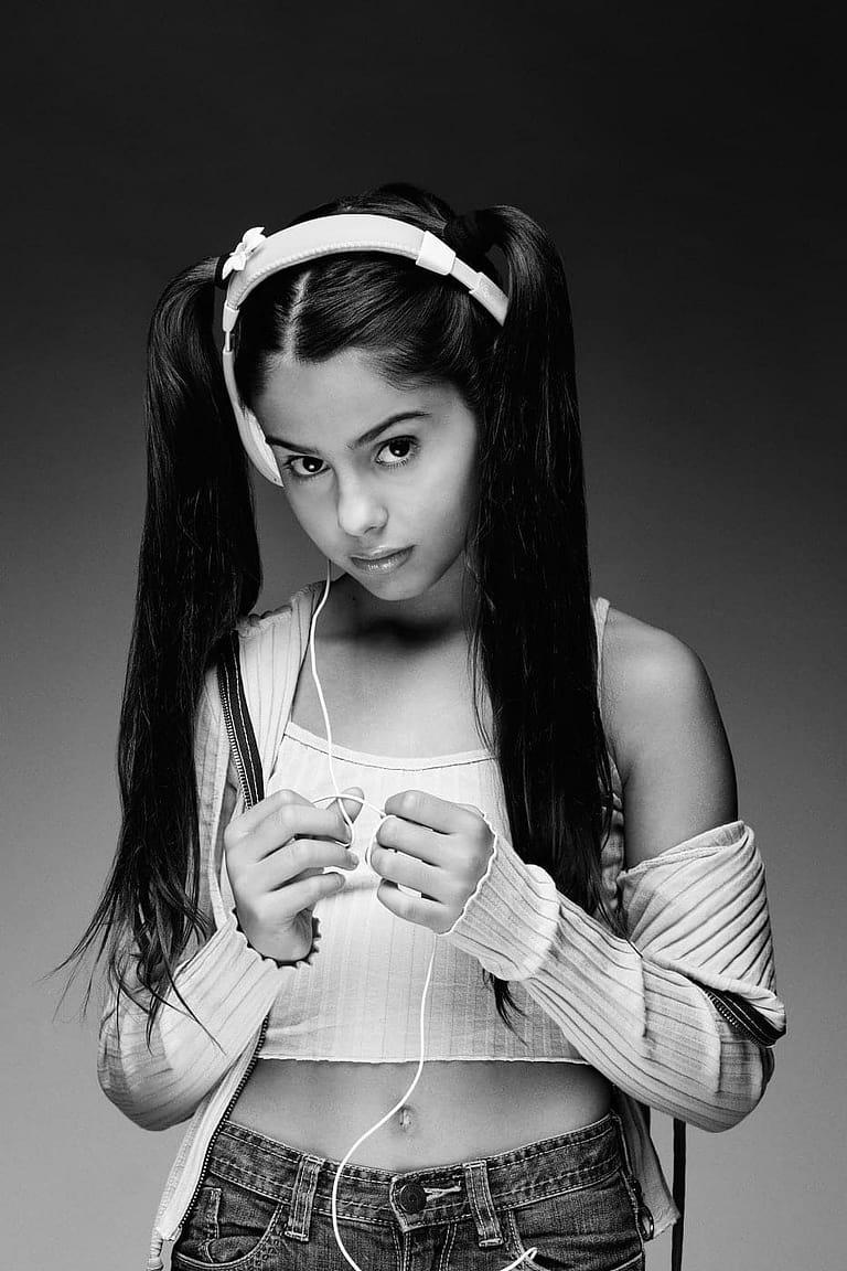 Fotografia en blanco y negro para el book de la actriz Jasmine Serra con coletas y jugando con el cable de los auriculares