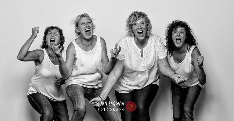 Fotografía de retrato artístico de cuatro mujeres gritando, por juan Segovia, fotógrafo de tarragona
