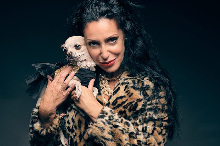 Retrato fotográfico de Ana Cabañas con su perrito en el estudio de Juan Segovia Fotógrafo en Tarragona