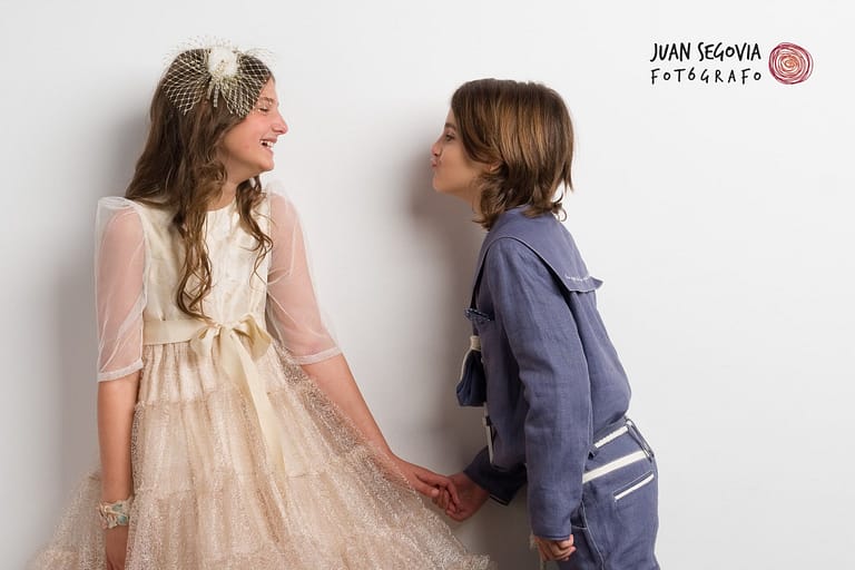 Fotografía de comunión en estudio de dos hermanos vestidos con traje de marinero y princesa, por el fotógrafo Juan Segovia en Tarragona