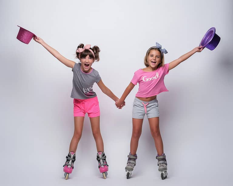 Fotografia de dos niñas con patines divirtiendose en el estudio fotografico de Juan Segovia en Tarragona