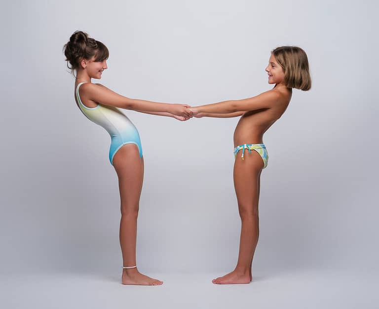 Fotografia de dos niñas en traje de baño en el estudio fotografico de Juan Segovia en Tarragona